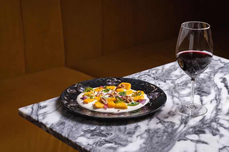 O restaurante Drogaria mantém a sua essência, de sabores contemporâneos com inspiração na gastronomia tradicional portuguesa, num encontro harmonioso entre a tradição e o presente, criado pelo chef consultor João Hipólito.
