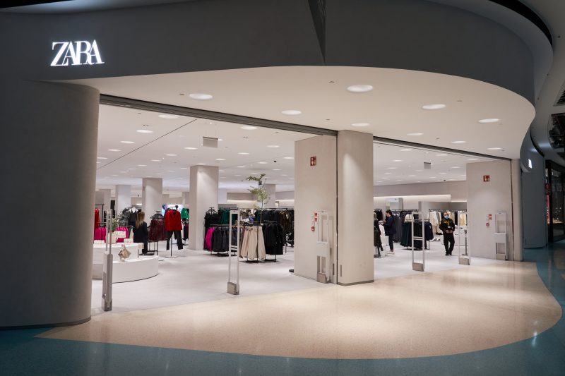 A loja da Zara é composta por três mil metros quadrados de superfície de venda, com uma imagem mais clean e em que a tecnologia de ponta está em destaque.